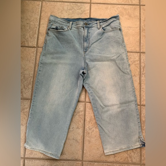 Gloria Vanderbilt Slimming Jeans Capris Light Wash Womens Size 14 - Picture 1 of 3